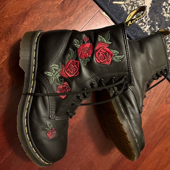 Dr Doc Martens Black 100% Leather Boots with Embroidered Red Roses 1460 Vonda 9 - Picture 8 of 14